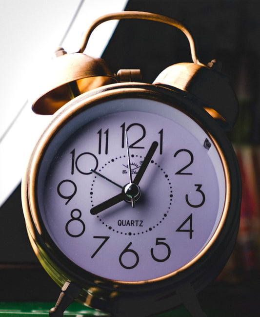 Clock showing the concept of elderberry syrup expiration